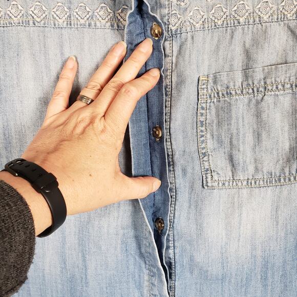 Staring At Stars Urban Outfitters Chambray Denim Embroidered Top Women's Small - Picture 6 of 16